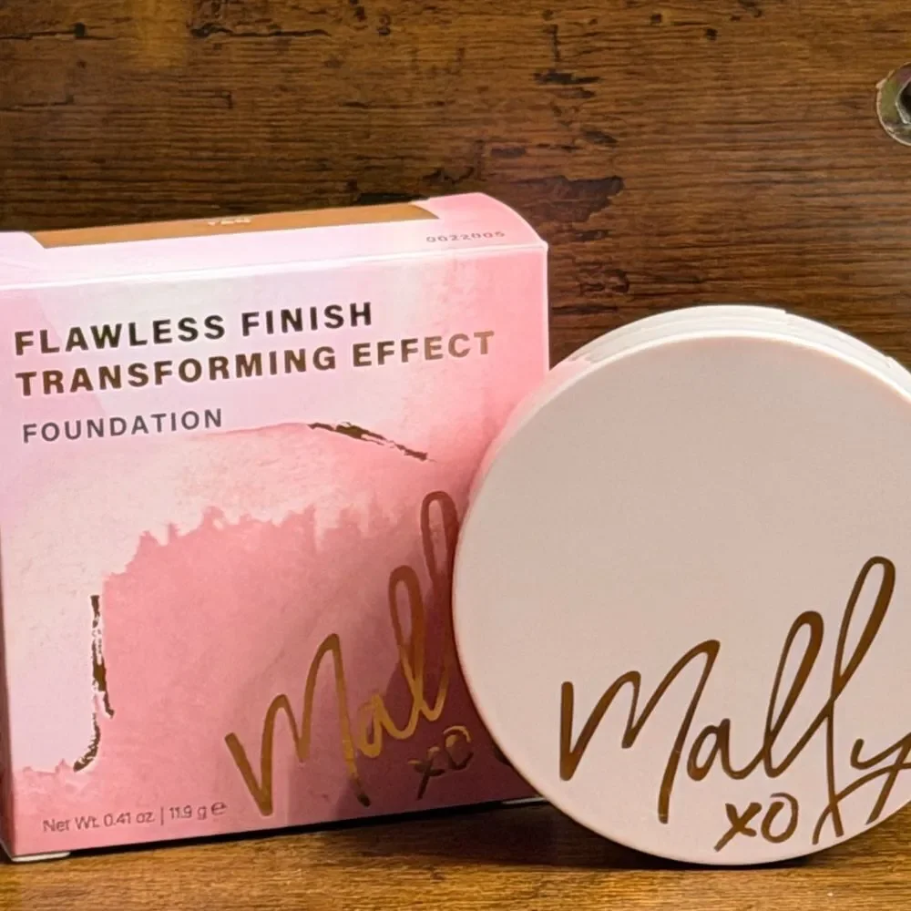 💕 Mally Beauty Bundle: Tan Foundation + Blush w/ Refill + Shadow Base + Bag. NE